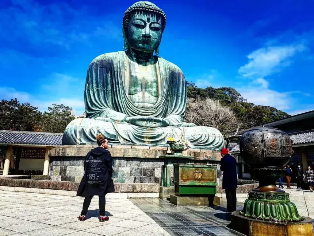 Skendolero devant le Daibutsu (Grand Bouddha) à Kamakura, au Japon