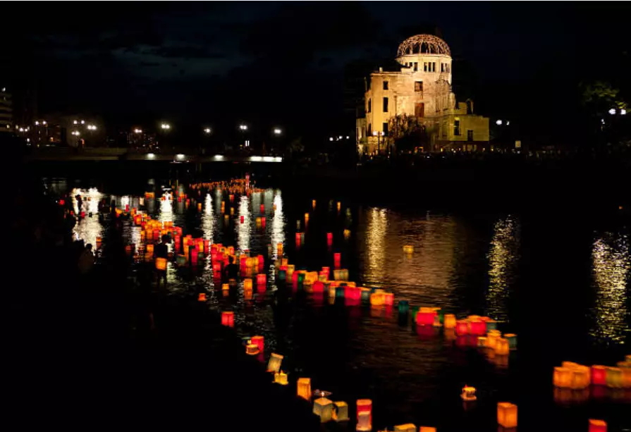 Lanternes en papier d'Hiroshima, de nuit
