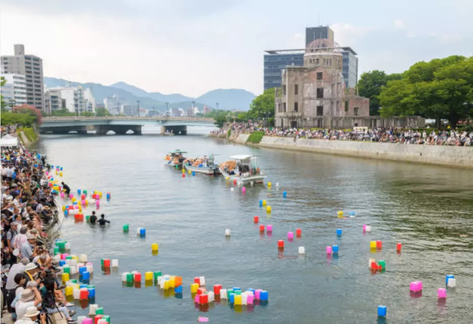 Lanternes en papier d'Hiroshima, de jours