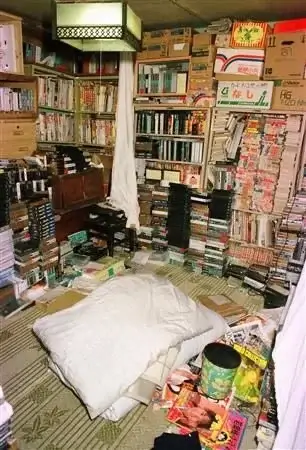 Des milliers de manags et cassettes s'y trouvent - chambre de tsutomu Miyazaki