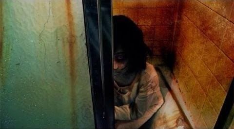 Hanako-San ouvrant la porte des toilettes