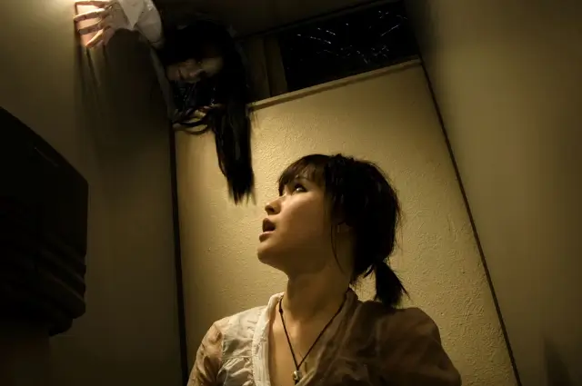 Hanako-San effrayant une élève dans les toilettes