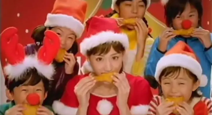 famille japonaise mangeant du KFC pour Noël