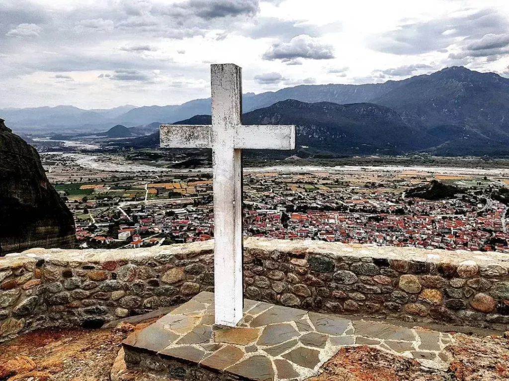 croix chrétienne dans le monastère des météores en grèce