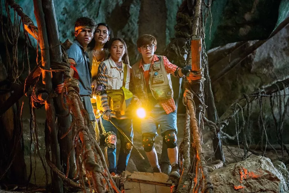 Pili et ses amis explorant une grotte dans leur chasse au trésor dans Ohana ou le trésor caché