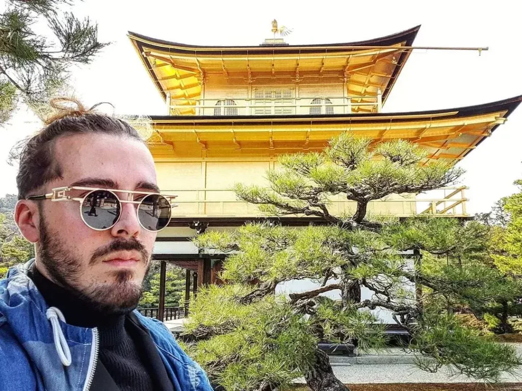 Skendolero au Kinkaku-ji (temple d'or) à Kyoyo