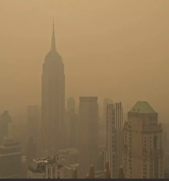 Un impressionnant brouillard orange à New York en raison des incendies