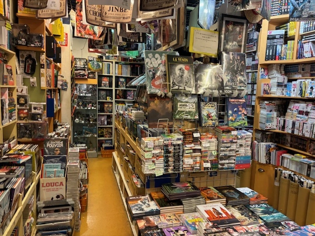 intérieur d'une librairie consacrée aux BD et aux mangas