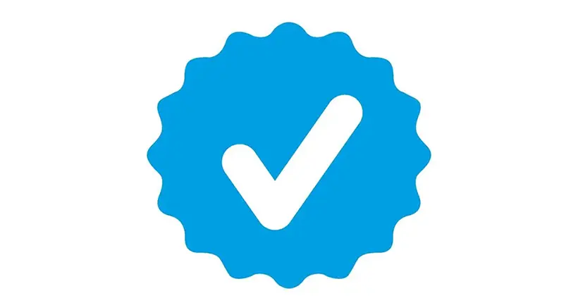 Exemple de badge bleu certifié sur X, accessible via abonnement payant.