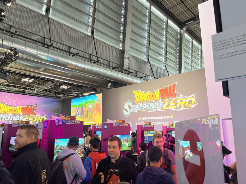 L'espace borne de consoles Dragon Ball Sparking Zero sur le stand Bandai Namco.