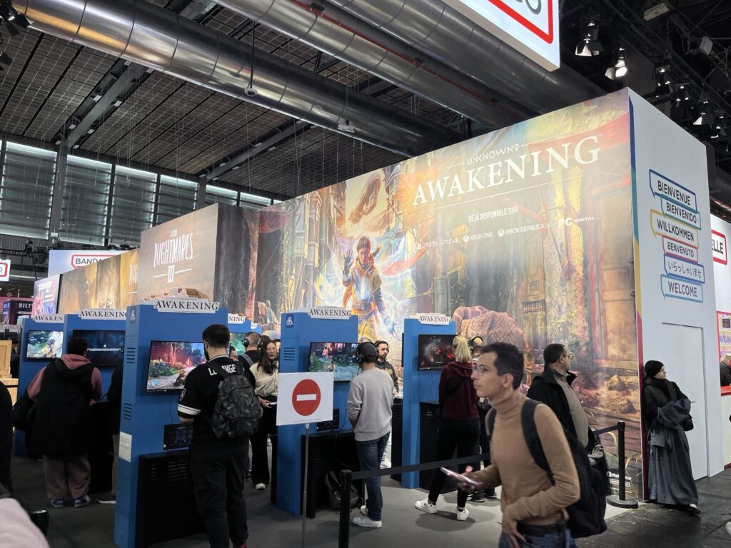 L'espace borne de consoles Unknown 9 : Awakening sur le stand Bandai Namco.