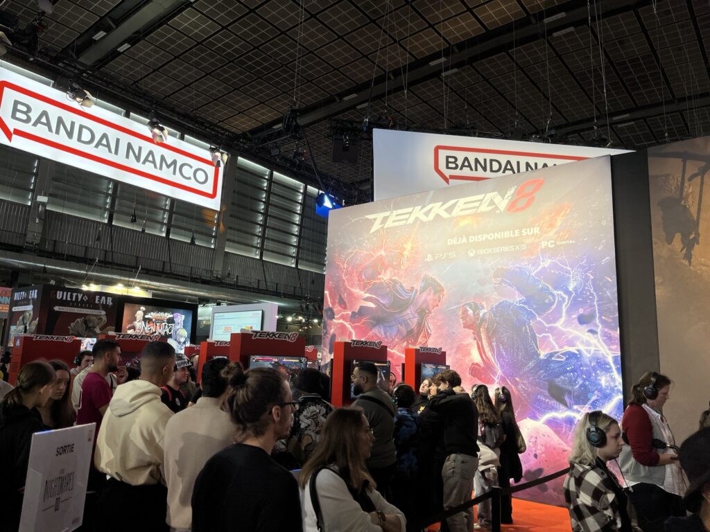 L'espace borne de consoles Tekken 8 sur le stand Bandai Namco.