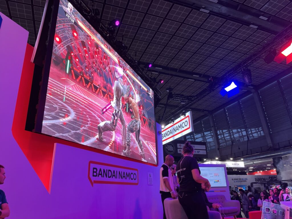 Finale de Tournoi Tekken sur la scène du stand Bandai Namco.