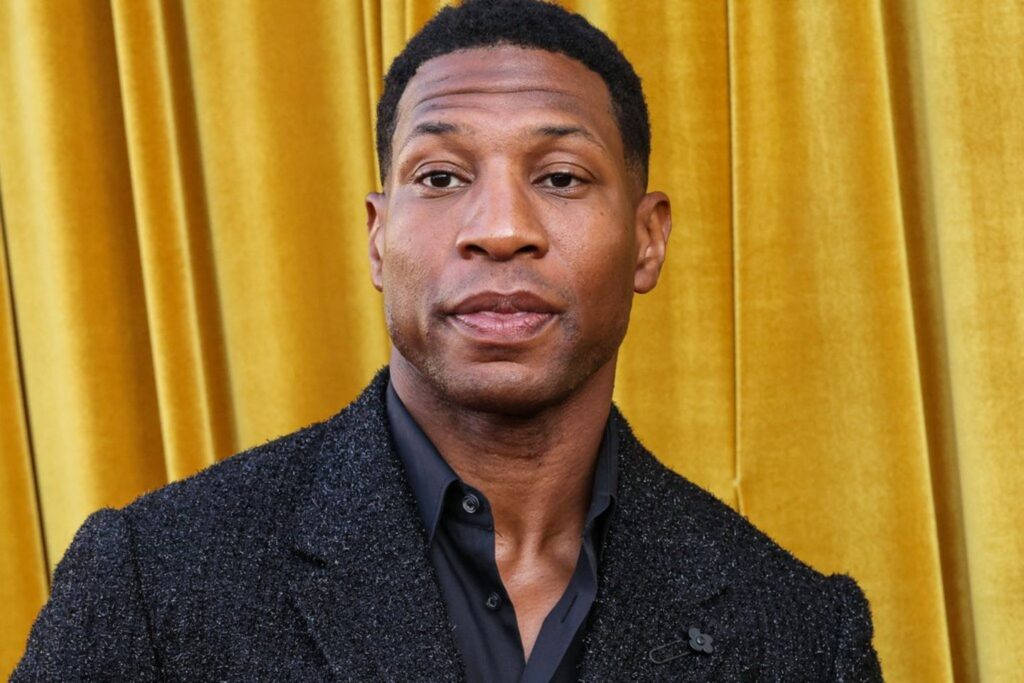 Jonathan Majors : Accident sur le tournage de son nouveau film, l’acteur est passé à travers une fenêtre Jonathan Majors